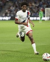 17岁零64天，姆巴耶成为巴黎队史在法甲进球第3年轻的球员